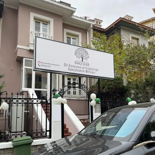 Bahçeşehir Dil Konuşma ve Ergoterapi Merkezi bireylerin bilişsel,fiziksel,sosyal-duygusal gelişim alanlarındaki becerilerini destekleyerek günlük yaşam kalitelerini arttırmaya ve pediatrik terapi hizmetlerini sağlamayı amaçlamaktadır.